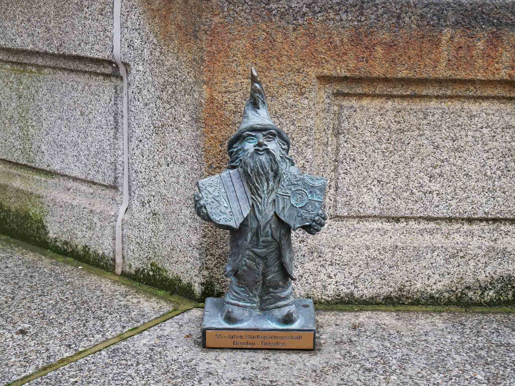 Kleine Zwergenskulptur an einem Brunnen