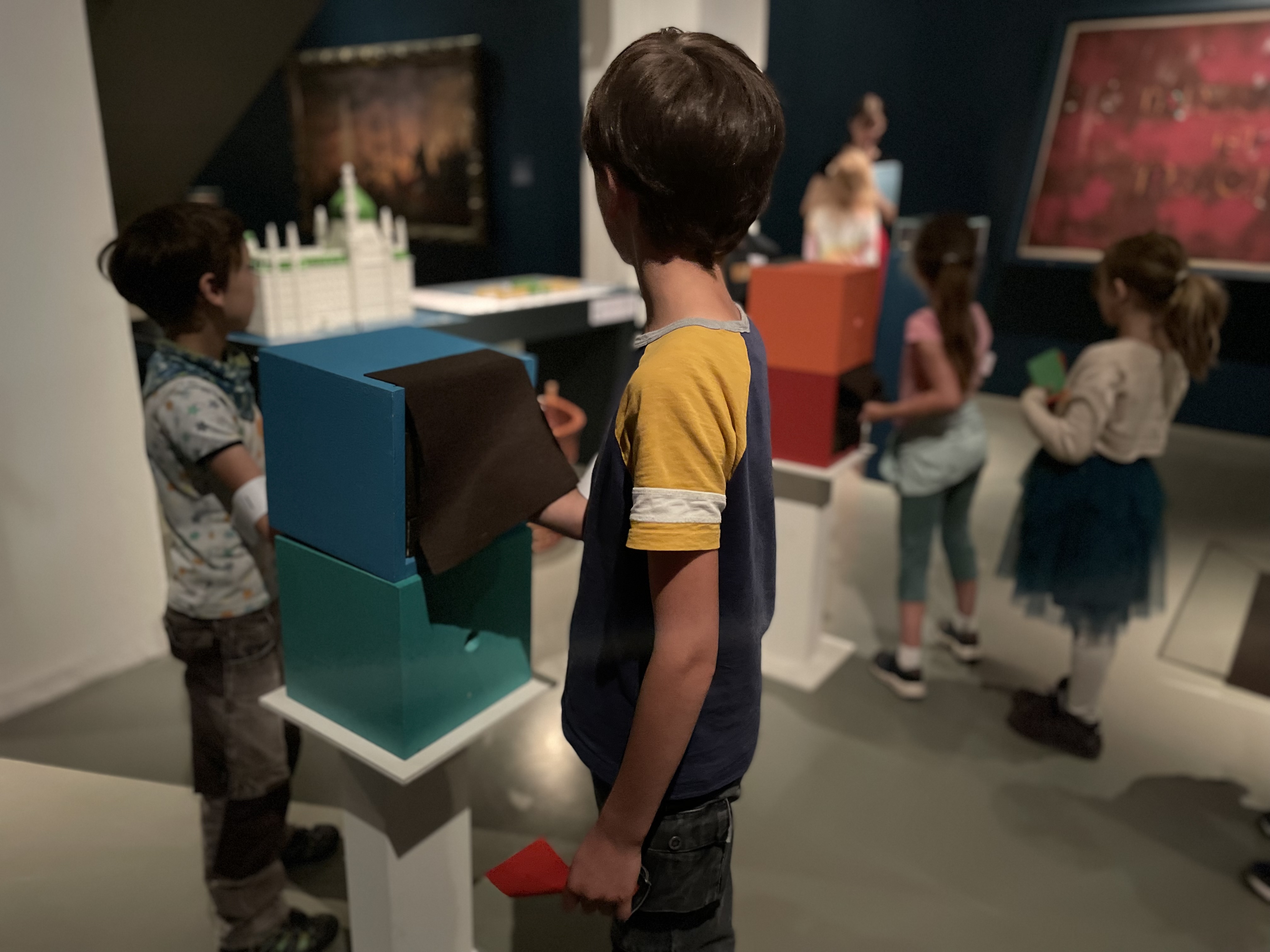 Kinder in der Ausstellung des Stadtmuseums