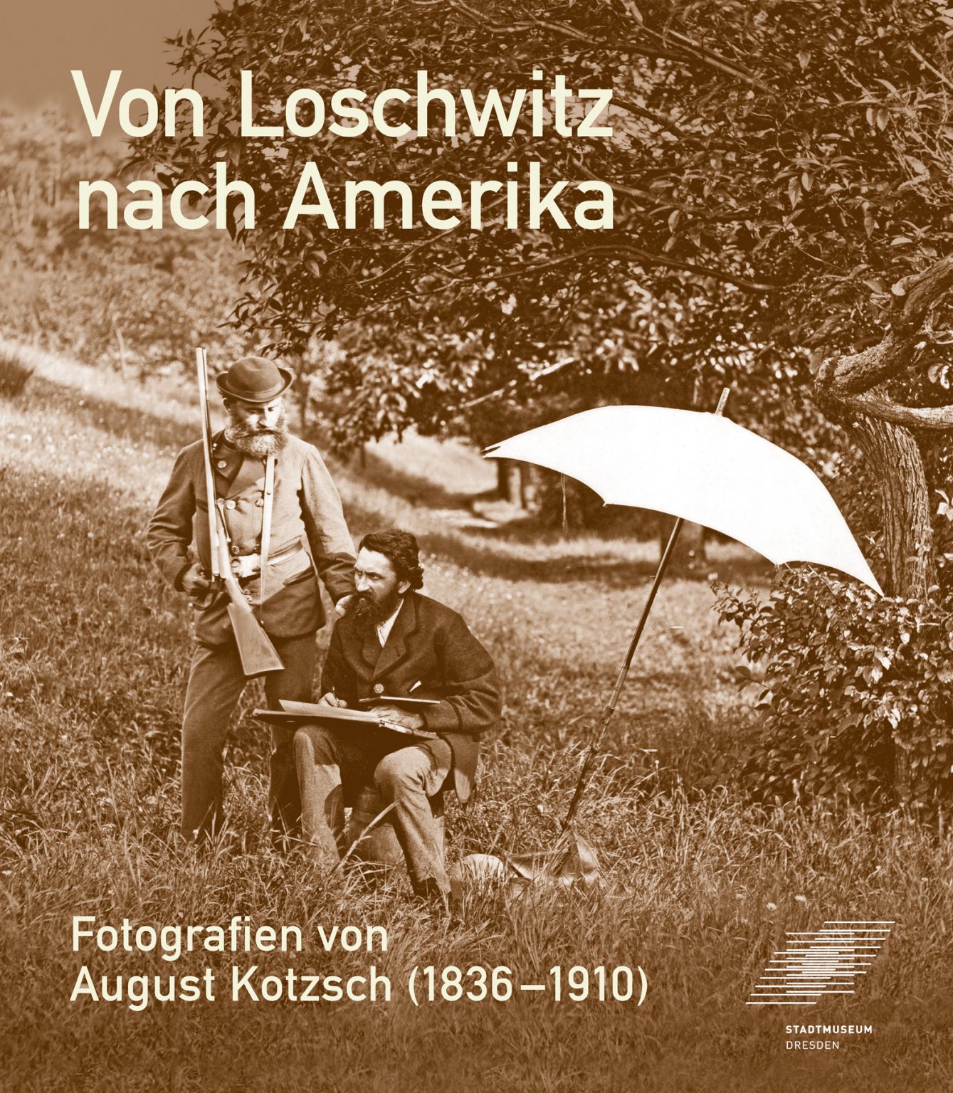 KI generiert: Das Bild zeigt zwei Männer in historischer Kleidung, einen stehend mit Gewehr und einen sitzend mit einem Schirm, in einer natürlichen Umgebung. Es handelt sich um eine Fotografie von August Kotzsch, präsentiert im Stadtmuseum Dresden.