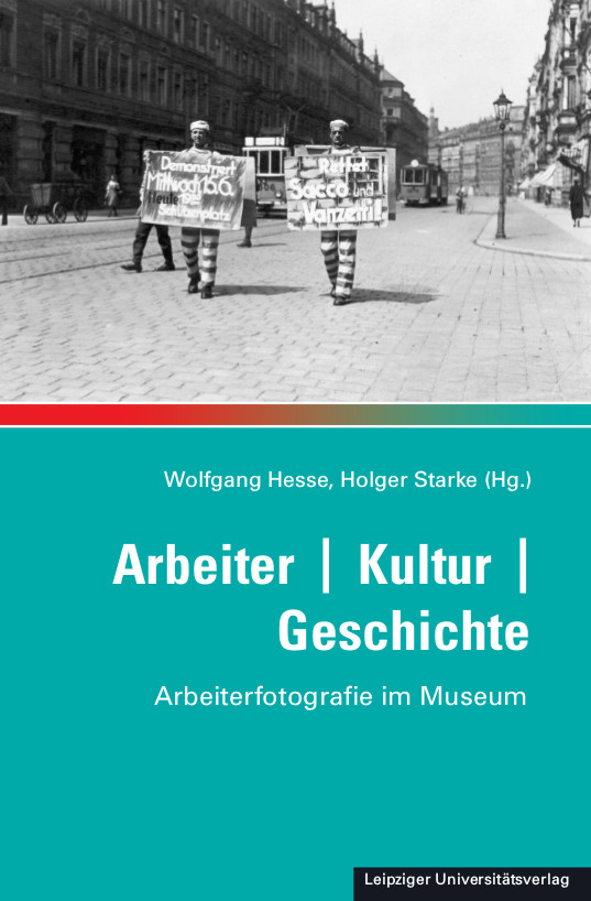 KI generiert: Das Bild zeigt eine historische Schwarz-Weiß-Fotografie von zwei Personen, die mit Protestschildern in einer städtischen Straße demonstrieren. Darunter befindet sich der Titel eines Buches: "Arbeiter | Kultur | Geschichte - Arbeiterfotografie im Museum" von Wolfgang Hesse und Holger Starke.