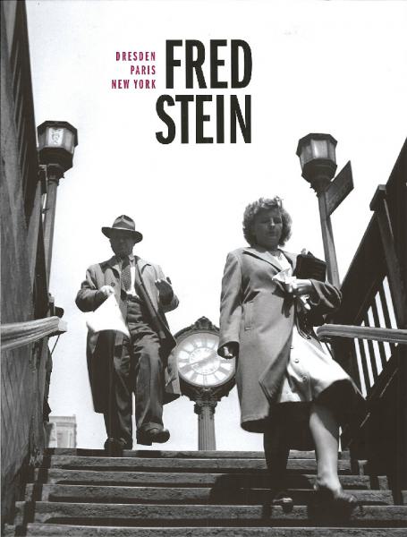 KI generiert: Das Bild zeigt zwei Personen, die eine Treppe hinuntergehen, im Hintergrund ist eine Uhr zu sehen. Oben auf dem Bild steht der Name "Fred Stein" und die Städte "Dresden", "Paris" und "New York".