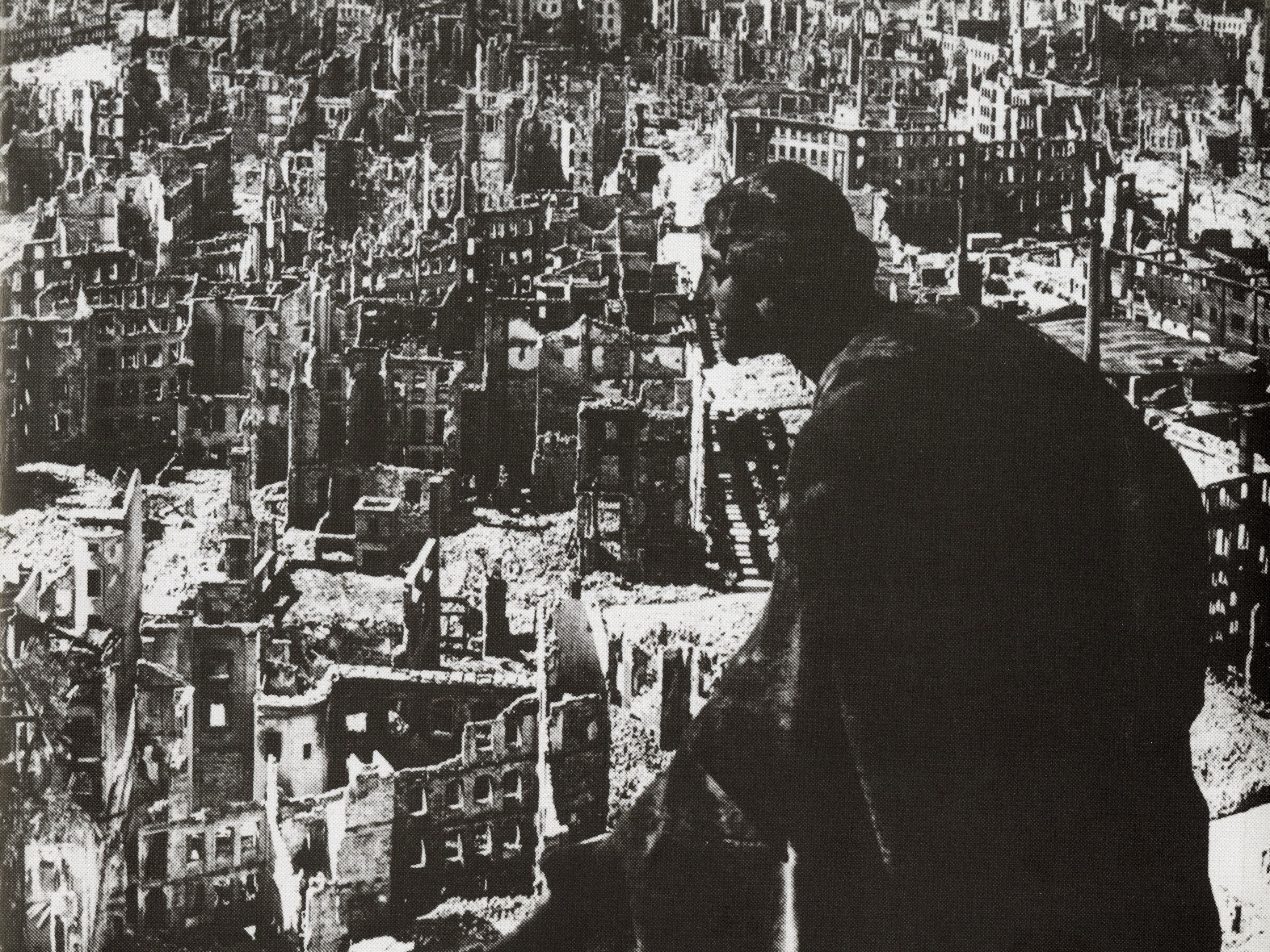 KI generiert: Das Bild zeigt eine zerstörte Stadtlandschaft, vermutlich nach dem Zweiten Weltkrieg, mit einer Statue oder Figur im Vordergrund, die auf die Ruinen blickt. Es handelt sich um eine Darstellung der Zerstörung in Köln und Dresden im Jahr 1945.