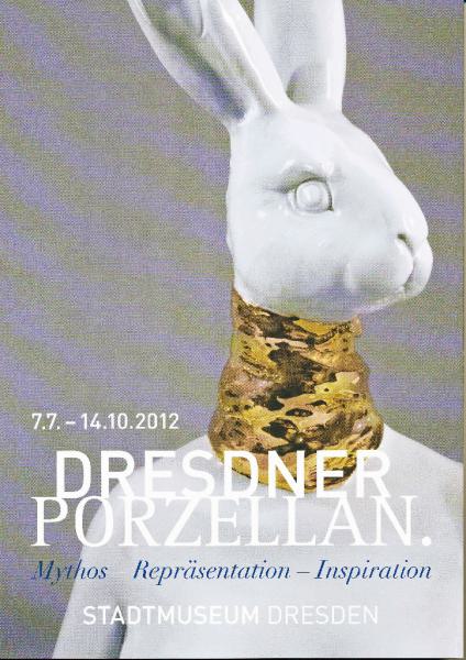 KI generiert: Das Bild zeigt eine Werbeplakat für eine Ausstellung über Dresdner Porzellan vom 7. Juli bis 14. Oktober 2012 im Stadtmuseum Dresden. Das Plakat zeigt eine Porzellanfigur eines Hasen mit einem goldenen Halsband.