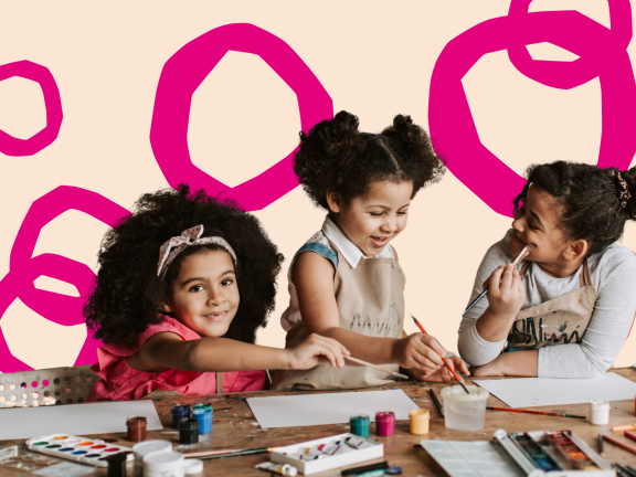 KI generiert: Das Bild zeigt drei fröhliche Kinder, die an einem Tisch sitzen und malen. Sie verwenden verschiedene Malutensilien, während sie kreativ arbeiten.