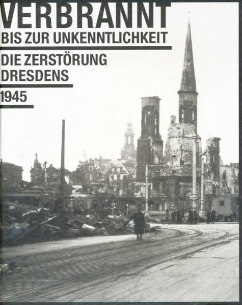 KI generiert: Das Bild zeigt eine stark zerstörte Stadt mit Ruinen und Trümmern. Der Hauptinhalt des Bildes ist die Zerstörung Dresdens im Jahr 1945.