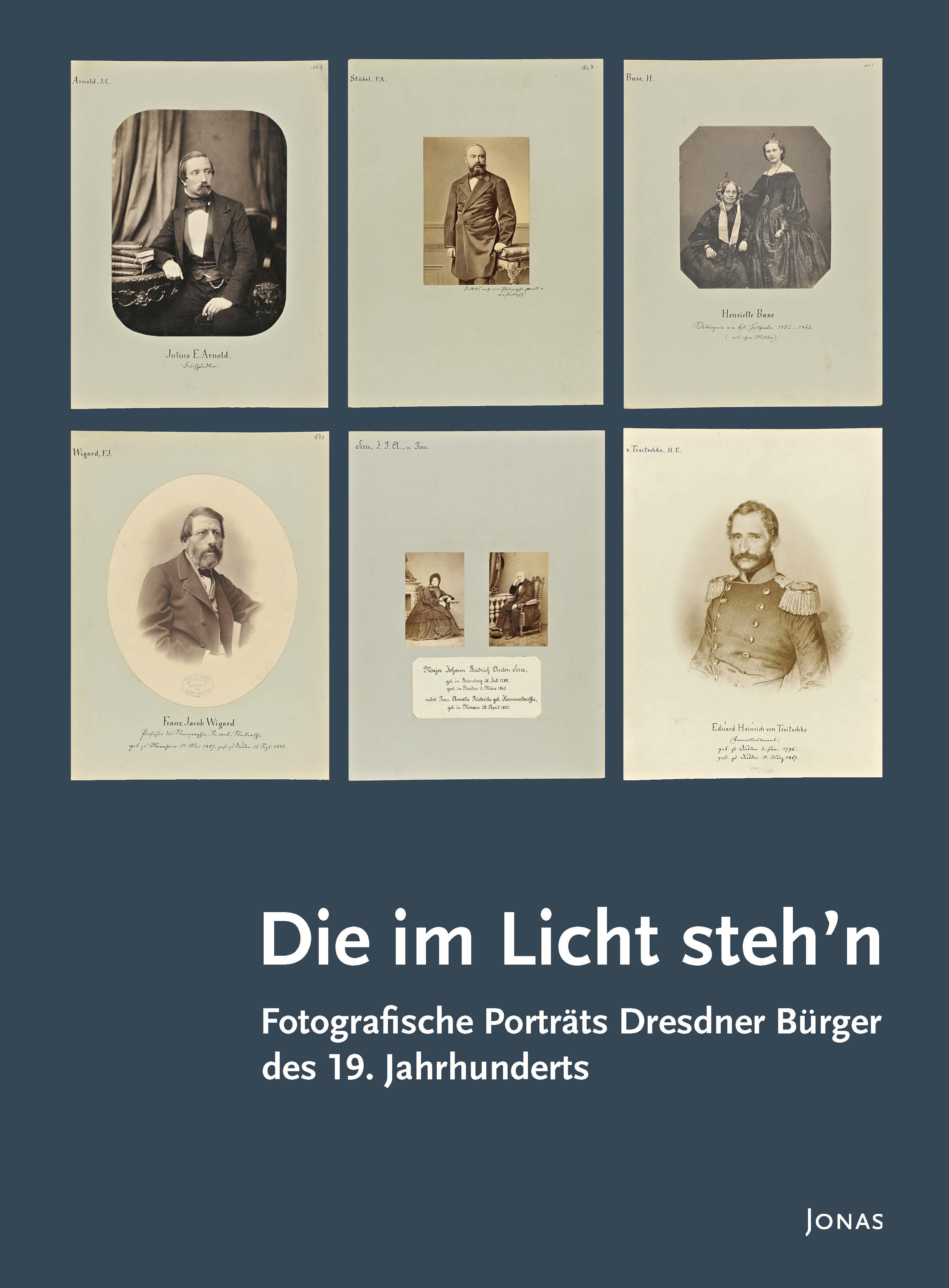 KI generiert: Das Bild zeigt das Cover eines Buches mit alten fotografischen Porträts von Dresdner Bürgern des 19. Jahrhunderts. Der Titel des Buches ist "Die im Licht steh’n".