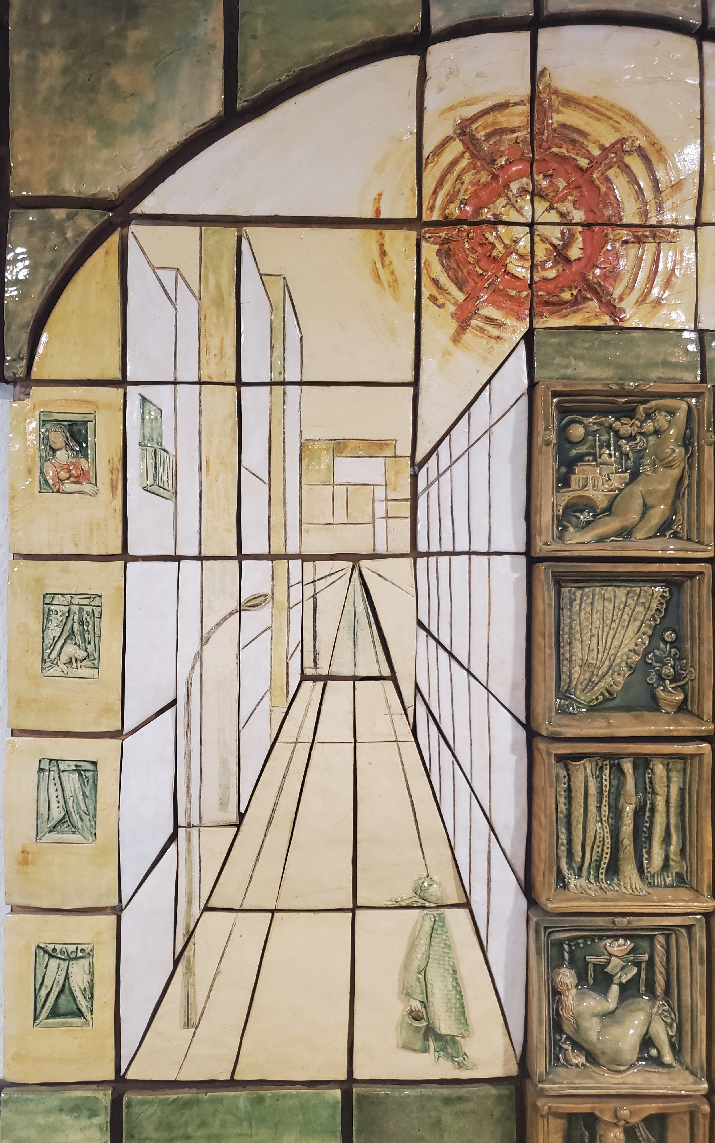 KI generiert: Das Bild zeigt ein gefliestes Kunstwerk mit einer perspektivischen Darstellung einer Straße, umgeben von architektonischen Elementen und dekorativen Kacheln mit verschiedenen Motiven. Die Sonne ist oben rechts im Bild prominent dargestellt.