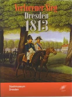 KI generiert: Das Bild ist ein Poster für eine Ausstellung im Stadtmuseum Dresden mit dem Titel "Verlorener Sieg Dresden 1813". Es zeigt eine historische Szene mit zwei Personen in napoleonischen Uniformen auf Pferden, die durch eine parkähnliche Landschaft reiten.