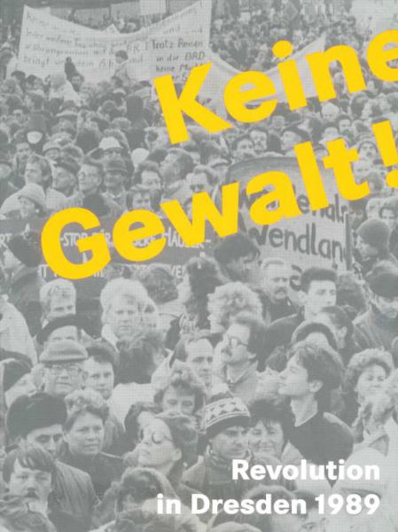 KI generiert: Das Bild zeigt eine große Menschenmenge, die im Rahmen der friedlichen Revolution 1989 in Dresden demonstriert. Im Vordergrund steht der Schriftzug "Keine Gewalt!".