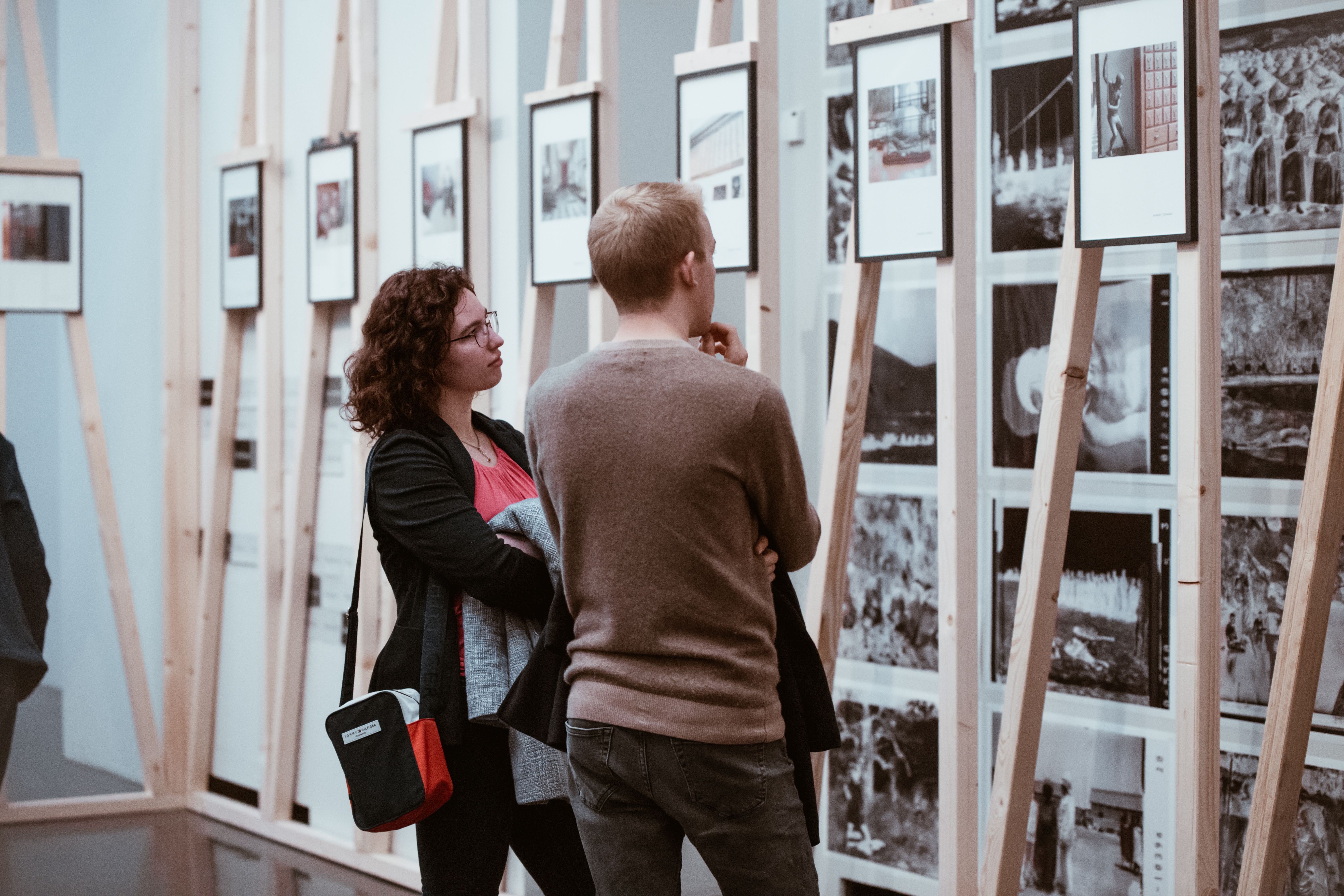 Besucherin in der Ausstellung