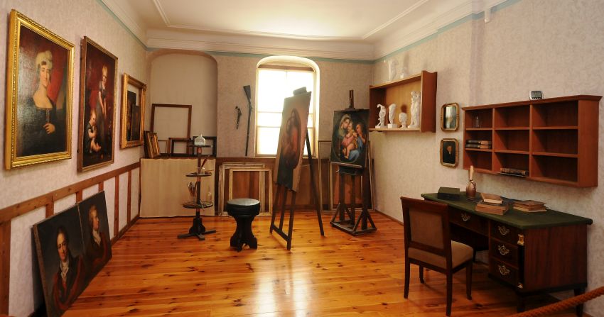 Blick in das ehemalige Atelier des Malers Gerhard von Kügelgen. In der Mitte steht eine Kopie der Sixtinischen Madonna.