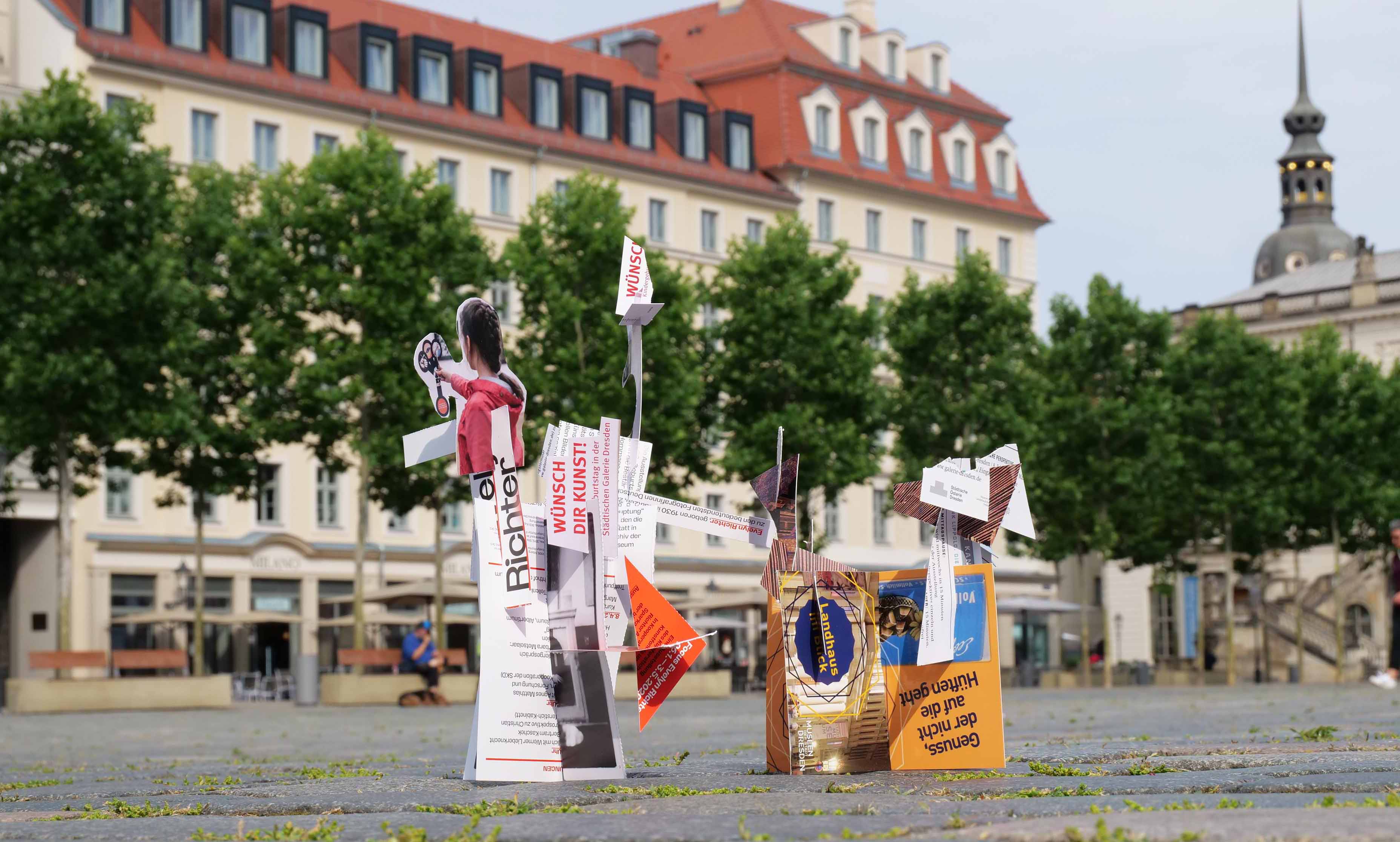 Modelle aus papier stehen auf dem Dresdner Neumarkt.